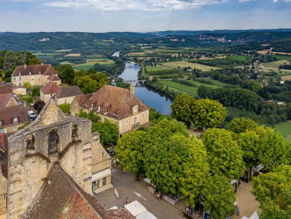 Bastide de Domme vue du ciel surplombant la Dordogne - Canoës Loisirs