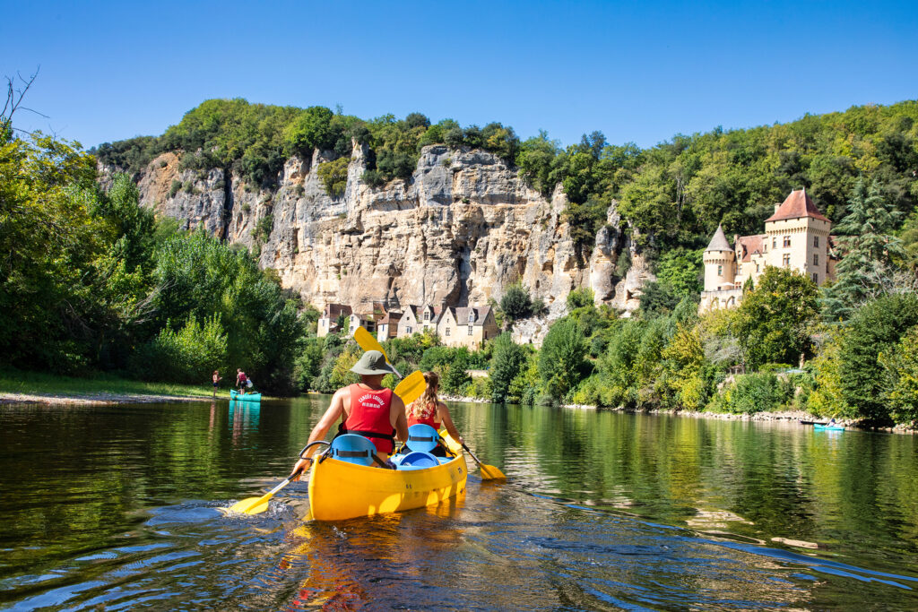 Balade canoës devant le château de Malartrie à la Roque-Gajeac - Canoës Loisirs