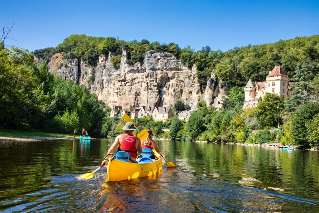 Balade canoës devant le château de Malartrie à la Roque-Gajeac - Canoës Loisirs