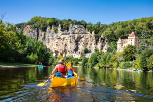 couple en balade canoë devant le chateau de la malartrie à la Roque Gageac