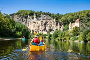 couple en balade canoë devant le chateau de la malartrie à la Roque Gageac