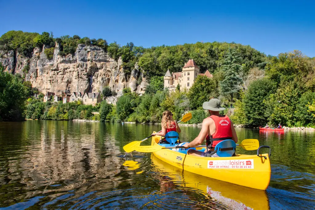 Couple en Balade canoë devant le château de Malartrie à la Roque-Gajeac - Canoës Loisirs