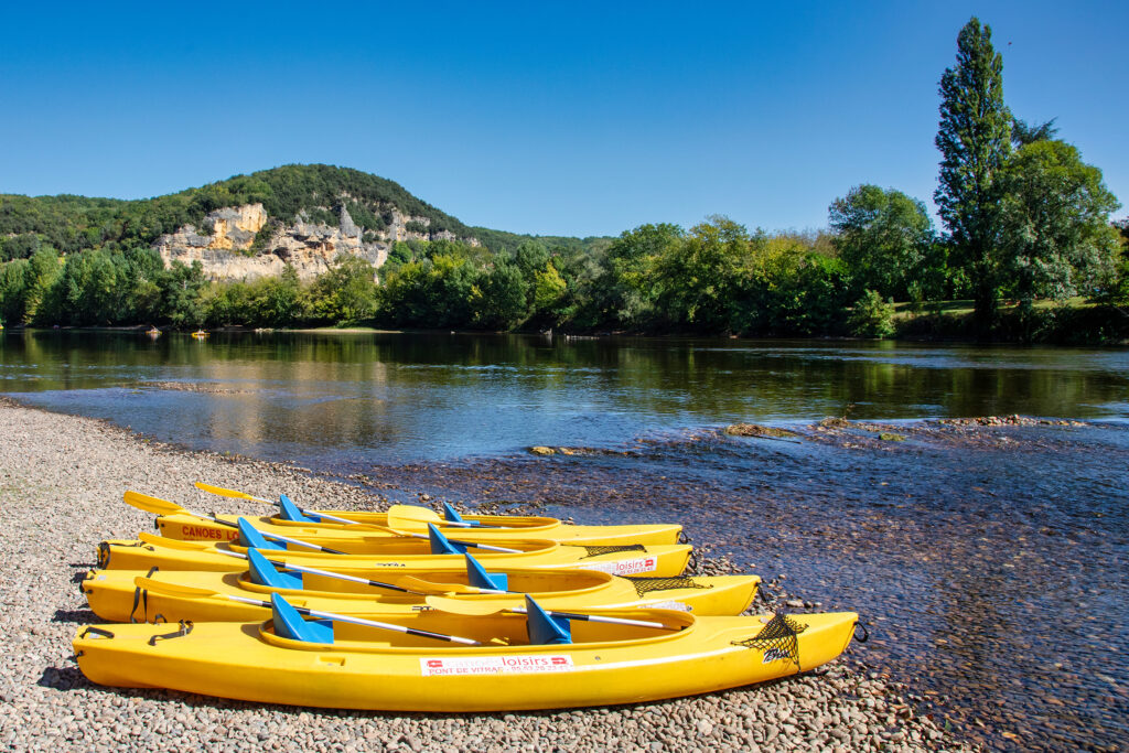 Canoë Jaune sur plage de Galet au bord de la Dordogne