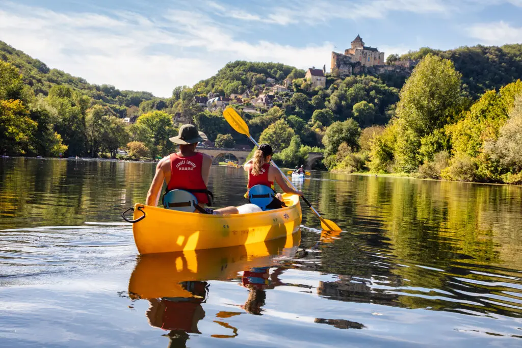 canoë jaune sur la dordogne devant Castelnaud-la-Chapelle