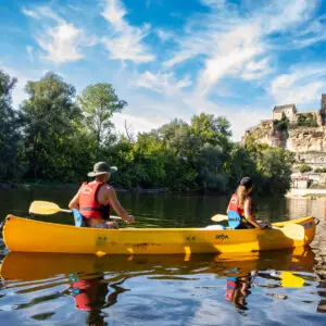 Canoë Beynac, Canoë jaune devant le chateau de Beynac - Canoës Loisirs