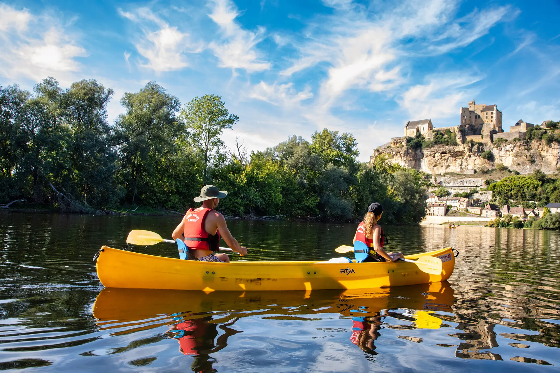 Canoë Beynac, Canoë jaune devant le chateau de Beynac - Canoës Loisirs