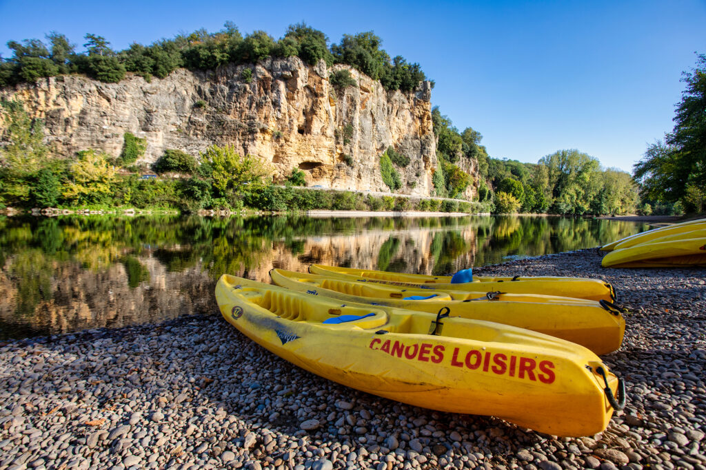 Canoës jaunes Canoës Loisirs devant la Falaise de Vitrac