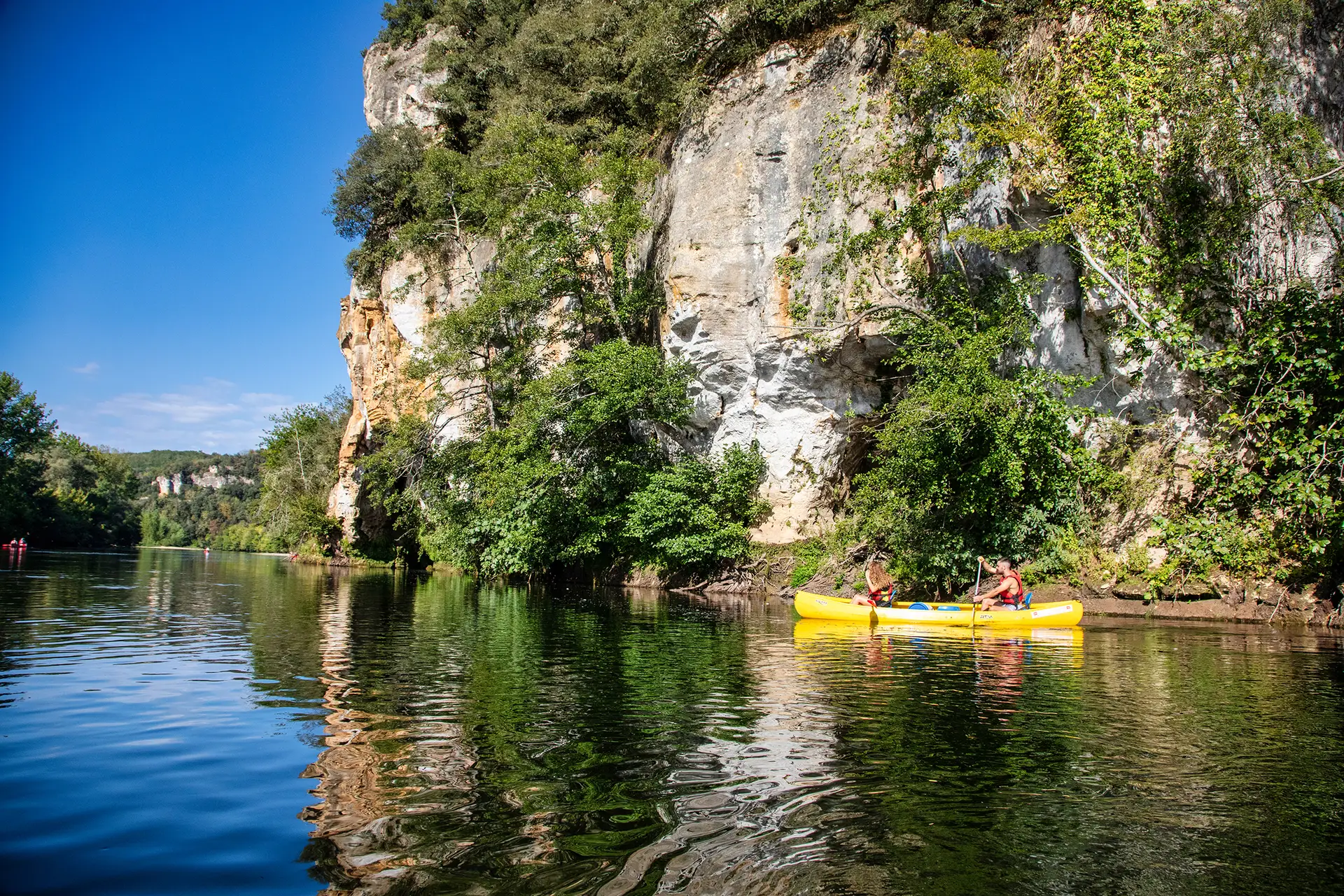 Canoë en bas de la falaise du Cingle de Montfort entre Carsac et Vitrac - Canoës Loisirs