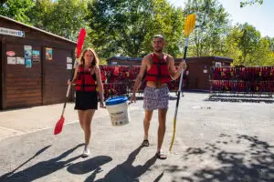 Couple avec bidon sur la base de Canoës Loisirs