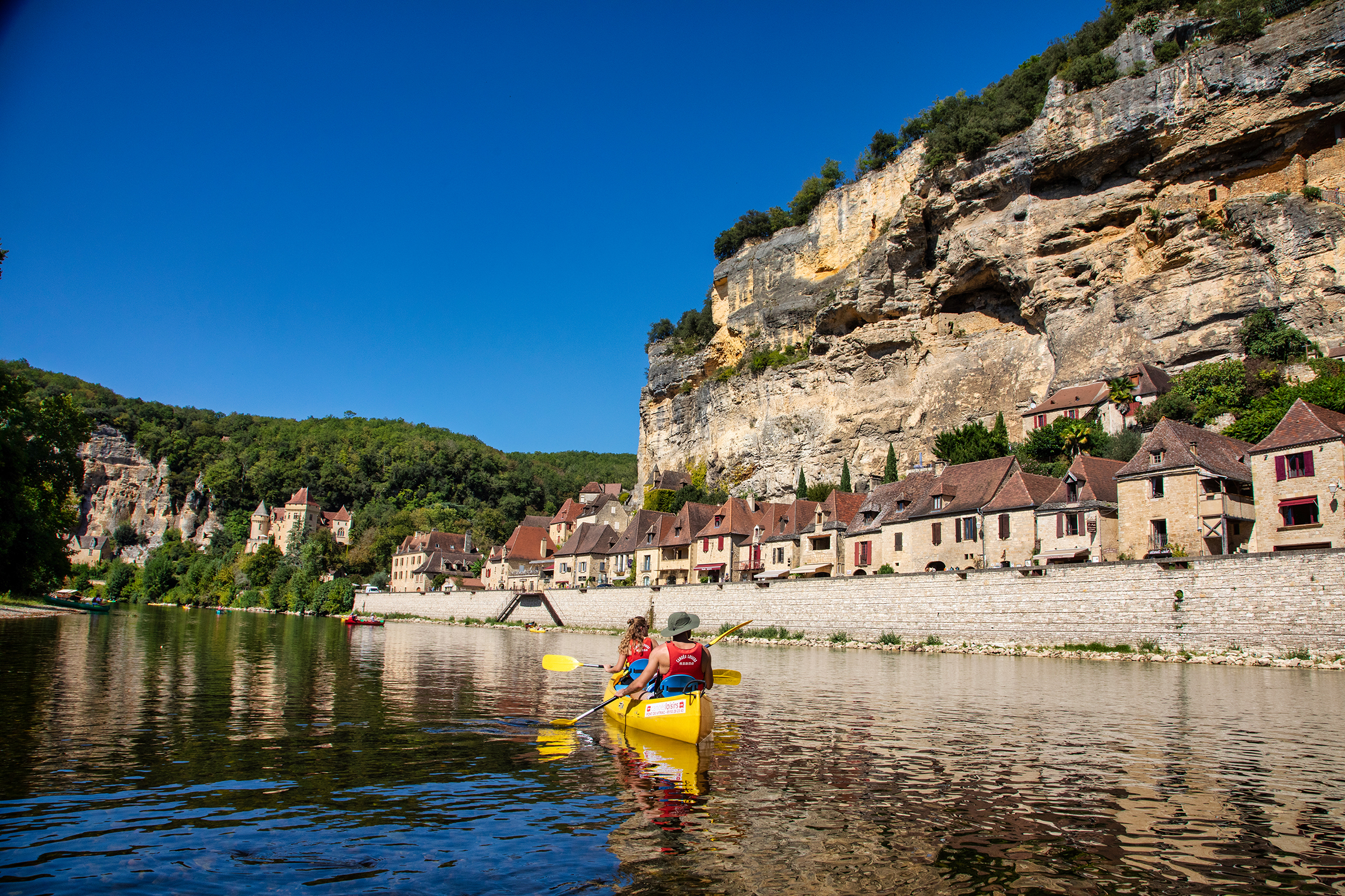 Canoë sur la Dordogne devant La Roque Gageac - Canoës Loisirs