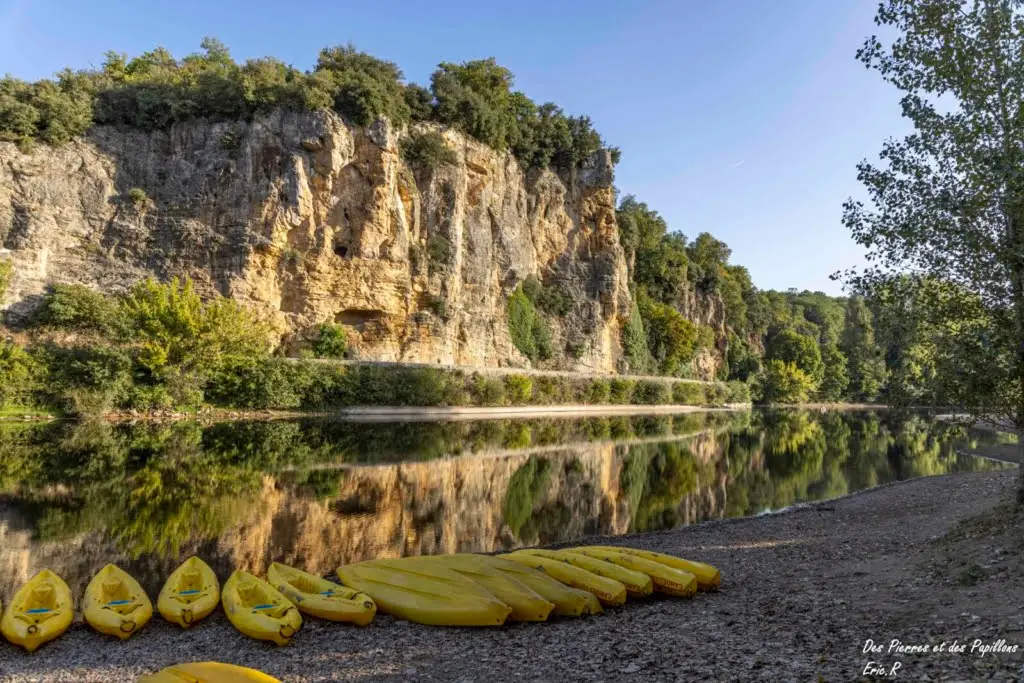 Base de Canoës Loisirs devant les Falaises de Vitrac