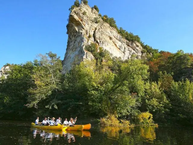 Canoës Jaunes de Canoës Loisirs devant le Rocher de Caudon lors d;une balade Carsac-Vitrac en canoë