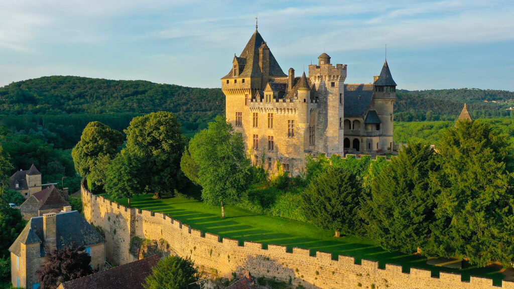 Chateau de Monfort à Vitrac visible sur le parcours canoë Carsac Vitrac - Canoës Loisirs