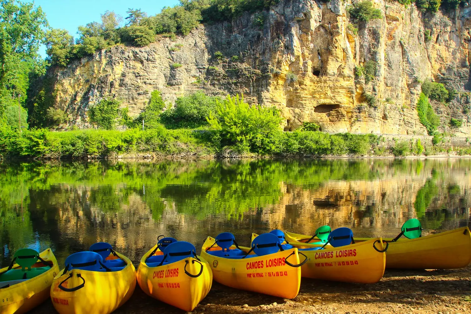 Canoës Jaunes Canoës Loisirs devant le rocher de Vitrac