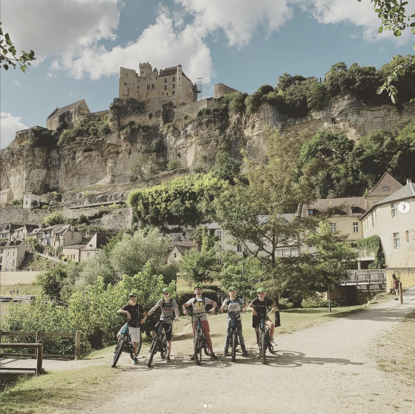 Vtt devant le château de Beynac, rando canoë + velo - Canoës Loisirs
