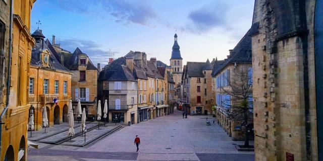 Place du marché de Sarlat - Canoës Loisirs