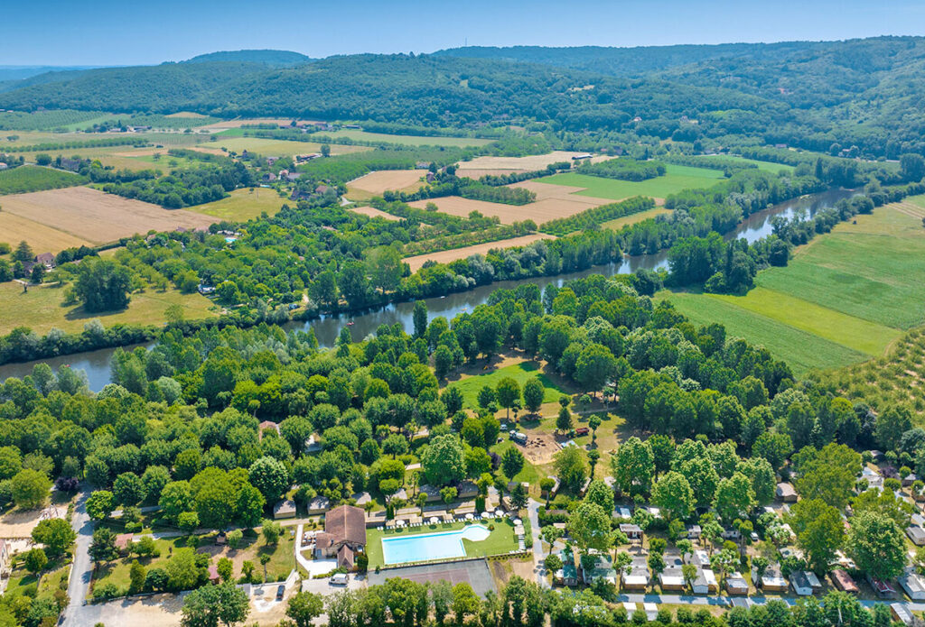 Vue aérienne du Camping Beaurivage à la Roque Gageac, partenaire de Canoës Loisirs