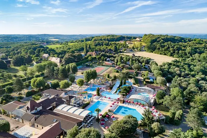 Vue aérienne du camping Sandaya les Peneyrals en Dordogne