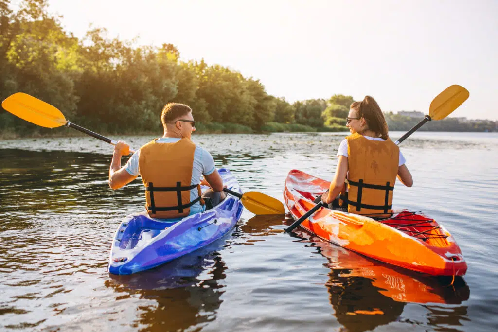 Couple qui partagent une descente en kayak