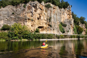 Kayakiste en train de faire du kayak librement en France sur la Dordogne